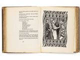 un livre ouvert sur lequel figure l'image d'un homme et d'une femme