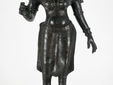 l'image d'une statue de femme tenant une fleur