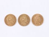 three gold sovereigns, one of which is a sovereign and the other of which is a sovereign