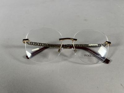des verres posés sur une table recouverte d'une nappe blanche, ainsi qu'une paire de lunettes