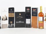 plusieurs bouteilles de vin sont alignées sur une surface blanche