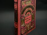 un livre rouge posé sur une surface noire