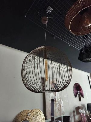 deux lampes suspendues au plafond au-dessus d'une table