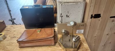 deux valises et une mallette posées sur une table