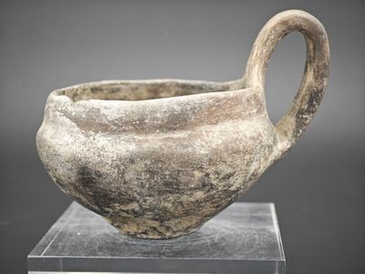 un petit vase posé sur un socle
