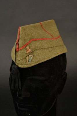 un gros plan d'un chapeau militaire sur une tête de mannequin
