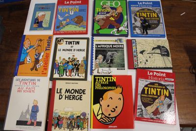 de nombreux livres qui se trouvent ensemble sur la table