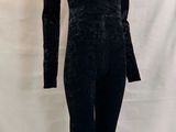Le mannequin est en velours, avec un col montant et des manches longues.