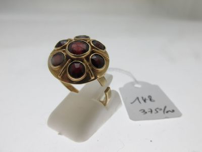 gros plan d'une bague sur une surface blanche avec une étiquette de prix