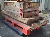 une pile de cartons posée sur une palette dans un garage