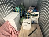 une petite pièce avec un lit et un bureau
