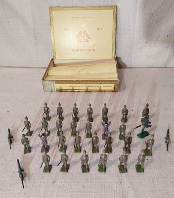 un grand nombre de figurines posées sur une table