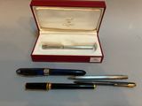 un stylo et un stylo à bille posés dans une boîte