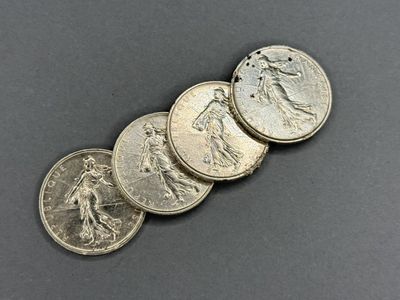 gros plan d'un paquet de pièces de monnaie posé sur une table