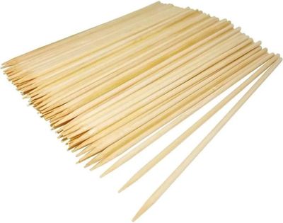 un tas de bâtonnets en bois empilés les uns sur les autres