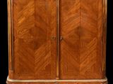 une armoire en bois à deux portes avec un plateau en marbre