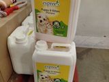 trois bacs de litière pour chat posés sur une palette