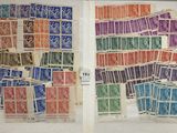un livre ouvert sur lequel sont apposés plusieurs timbres de différentes couleurs