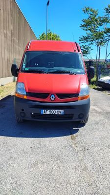 une camionnette rouge garée sur le bord de la route