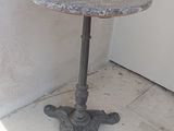 une petite table posée à même le sol