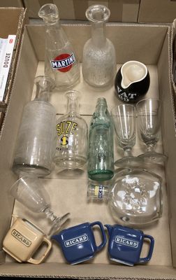 une boîte contenant de nombreux objets en verre