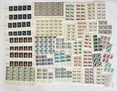 plusieurs types différents d'affranchissements et de timbres sur un fond blanc