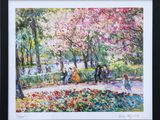 un tableau représentant une scène de parc où l'on voit des gens se promener et s'asseoir sur un banc