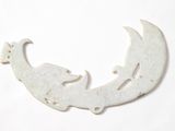 a picture of a white brooch with a bird on it