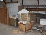 une pile de cartons qui traînent dans un garage