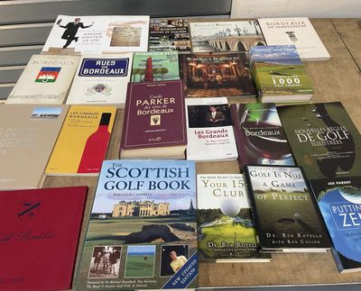 de nombreux livres qui se trouvent tous ensemble sur la table