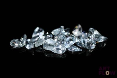 des diamants sur une surface noire avec un fond noir