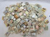une pile d'argent posée sur une table