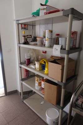 une étagère sur laquelle sont posés divers objets