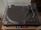 une platine posée sur une table