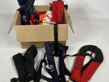 une boîte en carton remplie d'objets divers posée sur une surface blanche