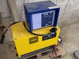 une boîte jaune posée sur une palette, sur laquelle est posée une boîte bleue