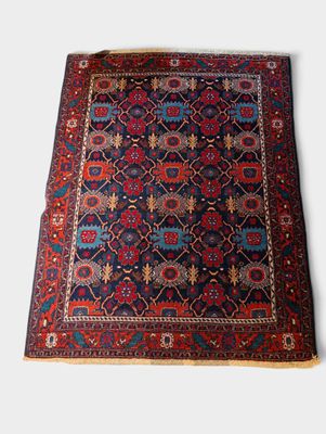 gros plan d'un tapis sur une surface blanche