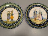 deux assiettes décoratives sur lesquelles sont représentés un homme et une femme