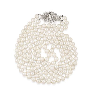 un collier de perles de culture et de diamants