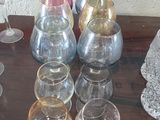 des bouteilles et des verres posés sur une table, avec un mur bleu en arrière-plan