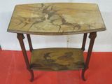 une petite table ornée d'un motif représentant un oiseau