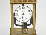l'image d'une horloge en or posée sur une table