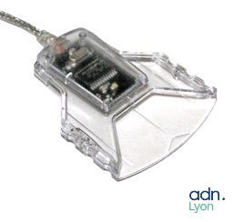 une souris d'ordinateur à laquelle est attaché un porte-clés