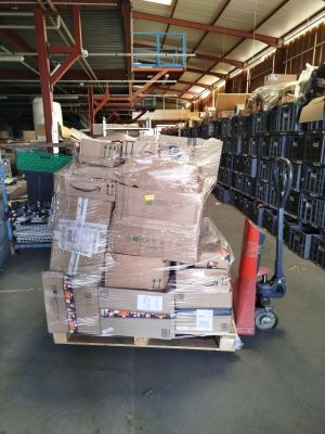 une grande pile de cartons sur une palette dans un entrepôt