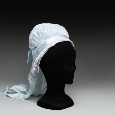 une image représentant une tête de mannequin coiffée d'un chapeau blanc