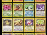 une pile de cartes Pokémon posées sur une table