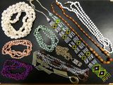 de nombreux types de colliers en perles posés sur une table