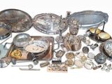 beaucoup d'objets en argent qui se trouvent sur la table