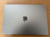 un ordinateur portable MacBook Pro d'Apple posé sur une table en bois
