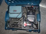 un boîtier bleu contenant des composants électroniques
